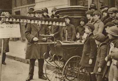 Straßenunterhaltung für Kinder: tragbare Glocken, London von English Photographer